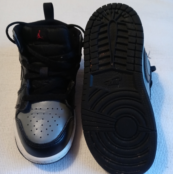 Jordan Youth Boys black and gray sneaker size 9C - Picture 3 of 4